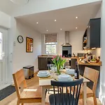 Apartment 2 Bed In Oc-f31046 *